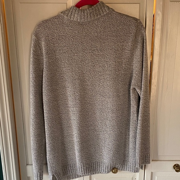 Westbound Woman’s Light Gray Sweater
Vintage - Picture 5 of 5